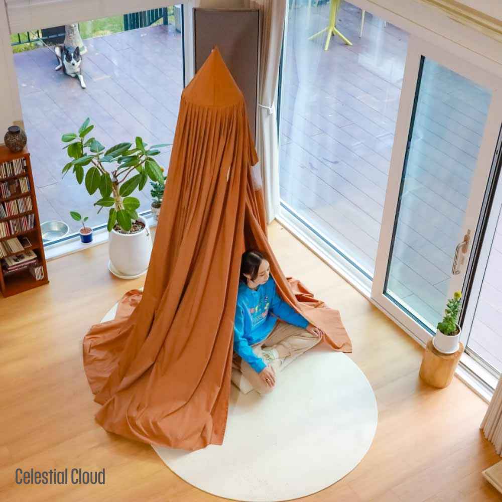 By adjusting light levels and unfolding a dedicated meditation tent, you can create entirely different psychological scenes within the same physical space, filling life with a sense of ritual.